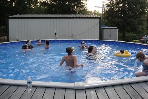 Cómo organizar la mejor fiesta en la piscina para niños: seguridad e ideas divertidas