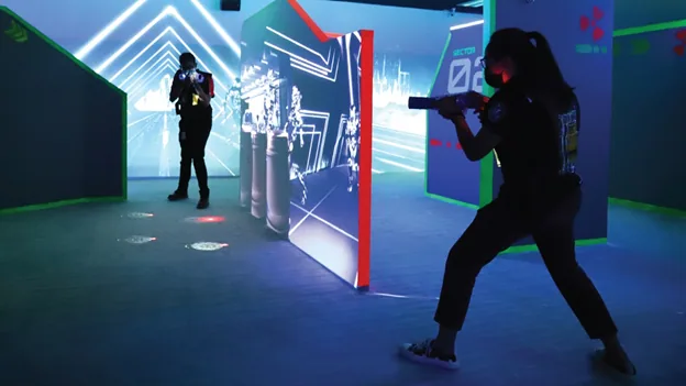 Tu guía del laser tag: de los laberintos neón a las aventuras con realidad aumentada